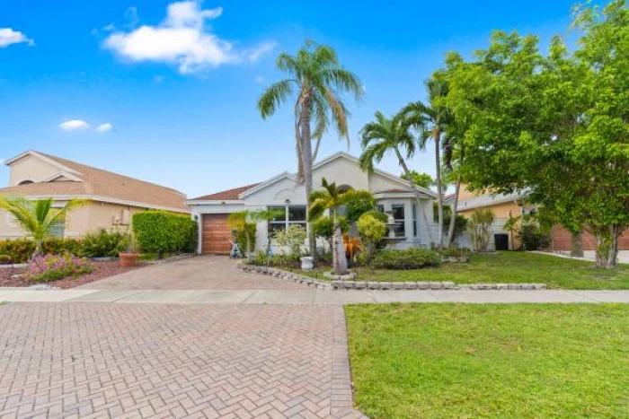 $599,000 / 1530ft2 - Updated Home In Sought After Boca Landings! (Boca Raton)