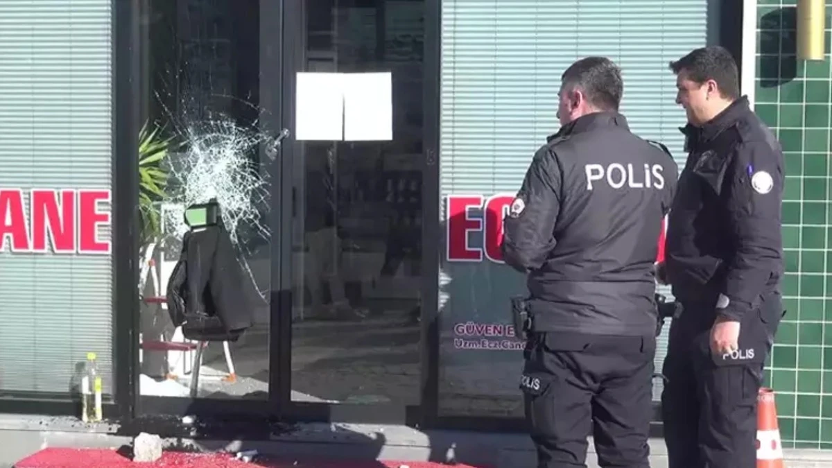 1 Eczacı Diğer Eczacının Camını Kırıp D&uuml;kkan İ&ccedil;ine Yağ D&ouml;kt&uuml;