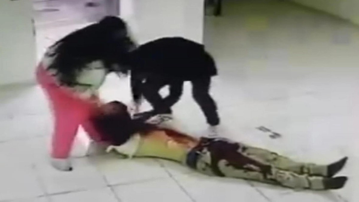 16 Yaşındaki Kız Dayısını Öldürdü