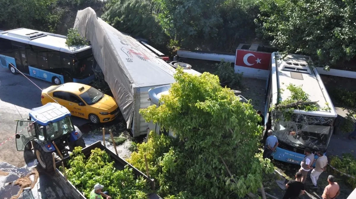 2 Araç İle Polis Memuruna Çarpan Tır Körpüden Uçtu; 1 Ölü, 2 Yaralı