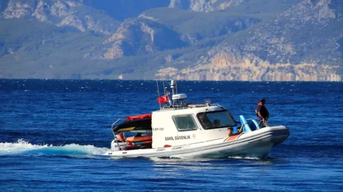 2 Genç Denizin Ortasında Birbirine Tutunmuş Halde Bulundu