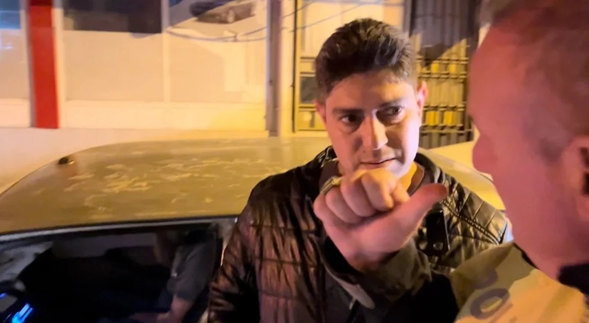 Alkollü sürücü yakalanınca içkisini içmeye devam etti