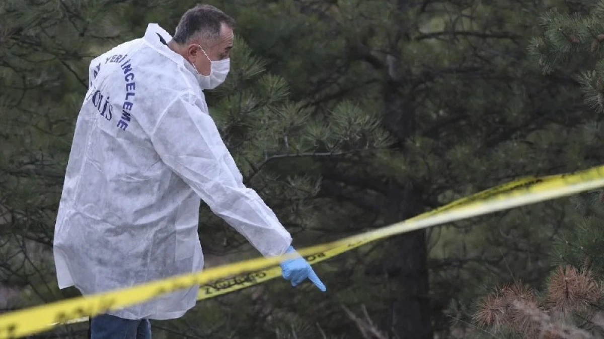 Annenin Cesedi Toprağa G&ouml;m&uuml;l&uuml;, Oğlu da Silahla Vurulmuş Halde Bulundu