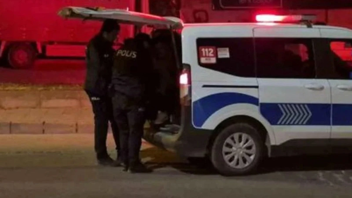 Annesini Bı&ccedil;akla Kovaladı!