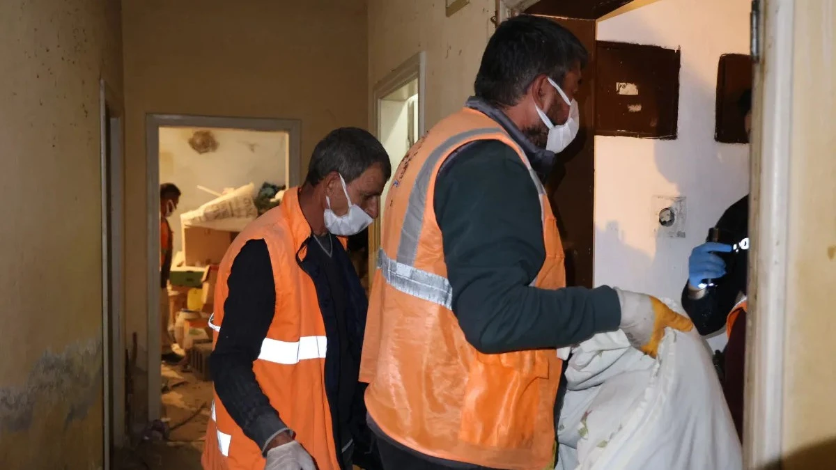 Annesinin Cesediyle Uzun Süre Yaşadı