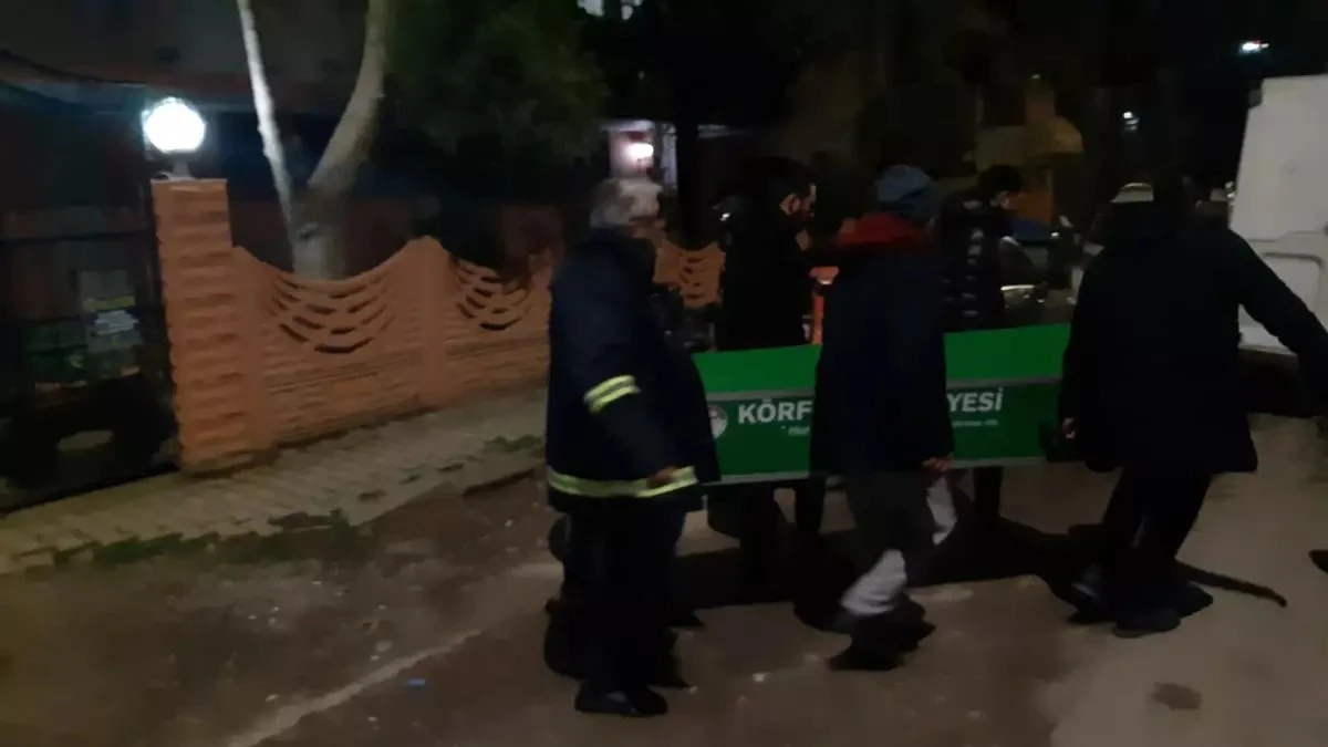 Annesinin Evinde Boğazından Bı&ccedil;aklanarak &Ouml;ld&uuml;r&uuml;ld&uuml;