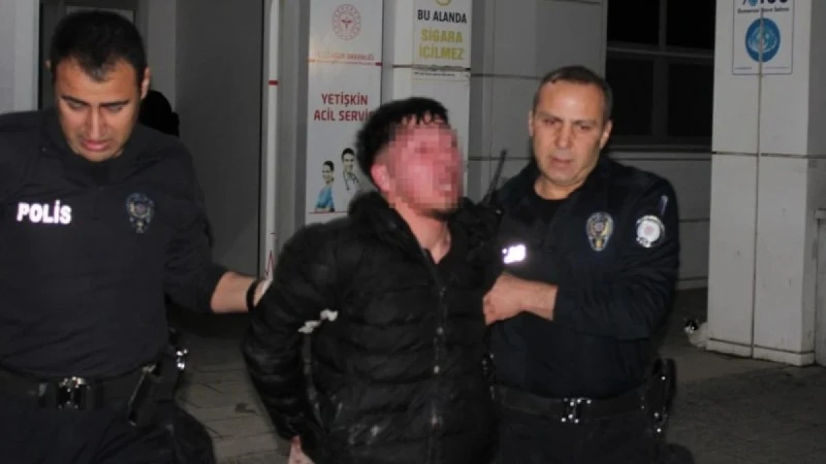 Annesinin Sevgilisini Bı&ccedil;akladı