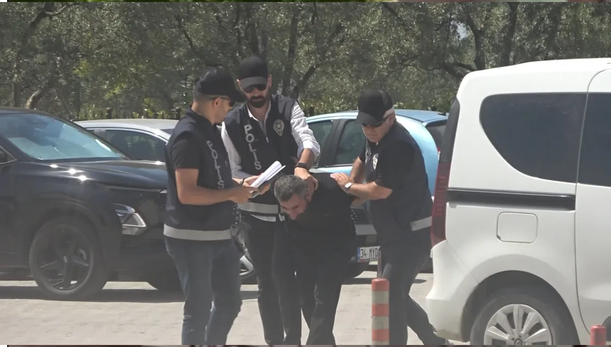 Arkadaşını Boğazından Bıçaklayarak Öldürdü