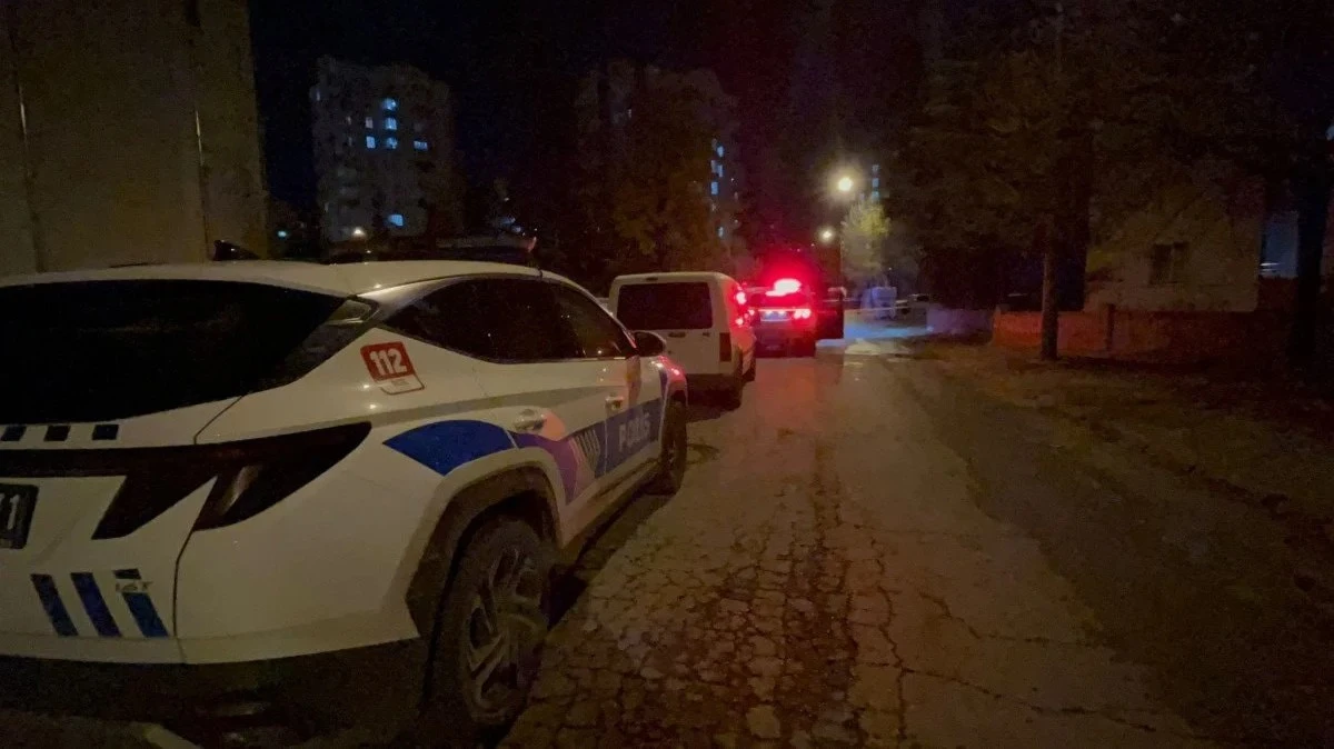 Arkasına Ge&ccedil;erek &Ccedil;enesini Tutarak Boğazını Kesti