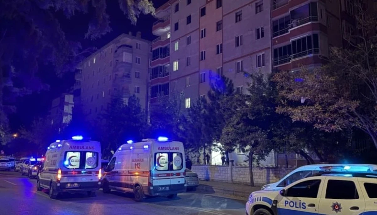 Babasını Bı&ccedil;aklayarak &Ouml;ld&uuml;rd&uuml;