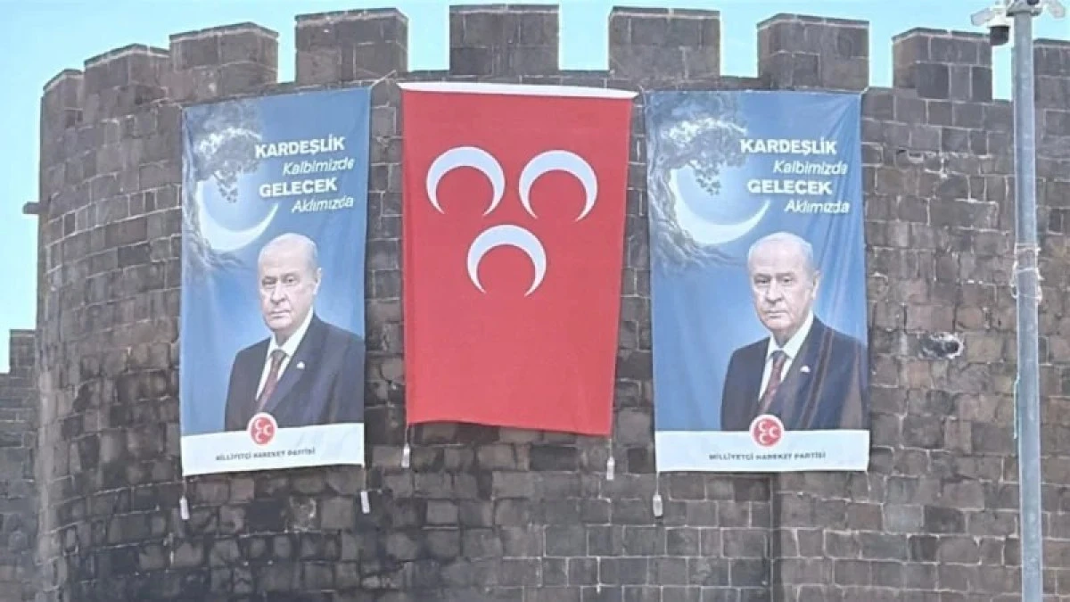 Bah&ccedil;eli Ne Yaptı Etti Kendi Posterini Dİyarbakır Kale Surlarına Astırdı
