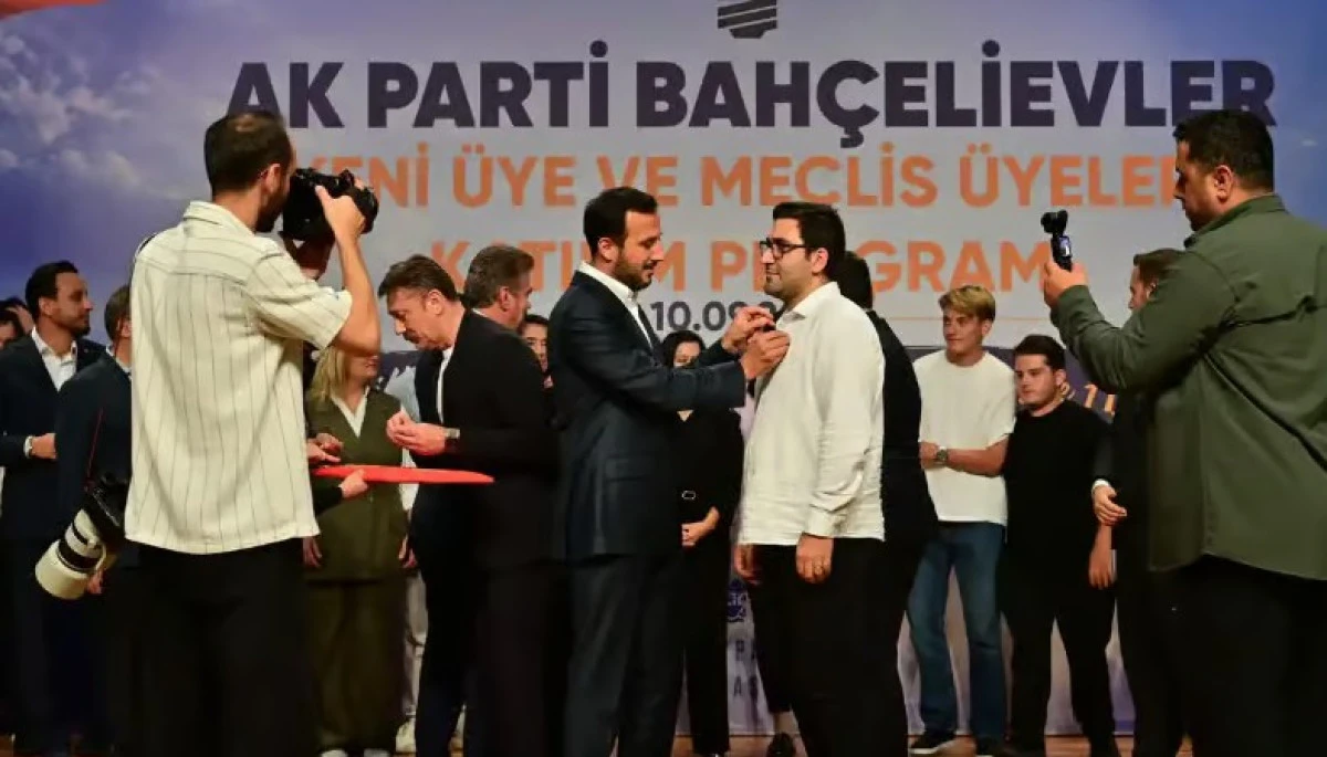 Bah&ccedil;elievler'de 3 CHP'li meclis &uuml;yesi AK Parti'ye ge&ccedil;ti