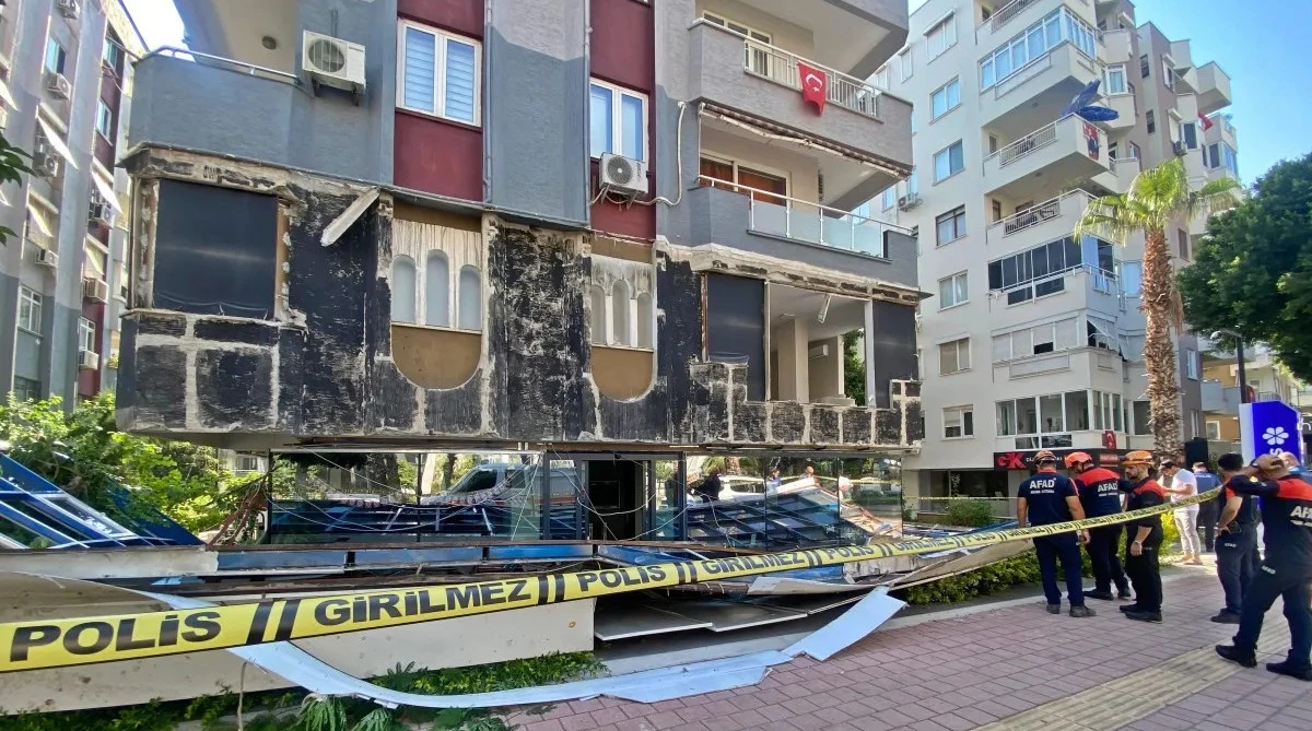 Binanın cephe kaplaması koptu