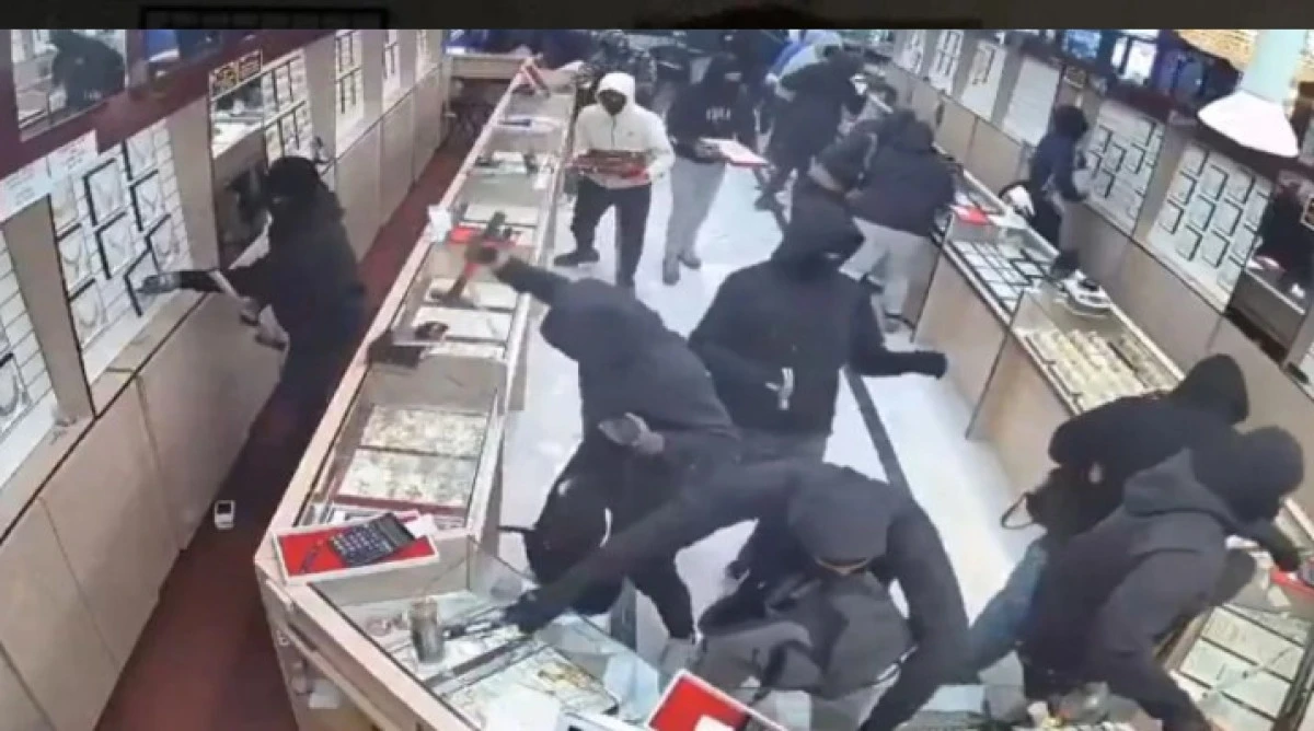 Bir Ka&ccedil; Dakika İ&ccedil;inde 1.7 Milyon Dolarlık M&uuml;cevher &Ccedil;aldılar