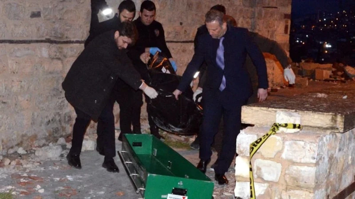 Boğazı Kesilmiş Halde &Ouml;l&uuml; Bulundu