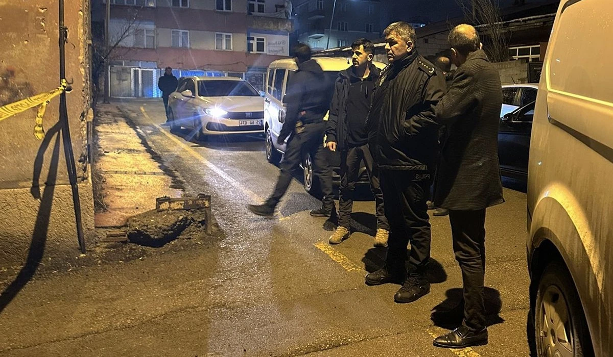 Boğazını Keserek &Ouml;ld&uuml;rd&uuml;ler