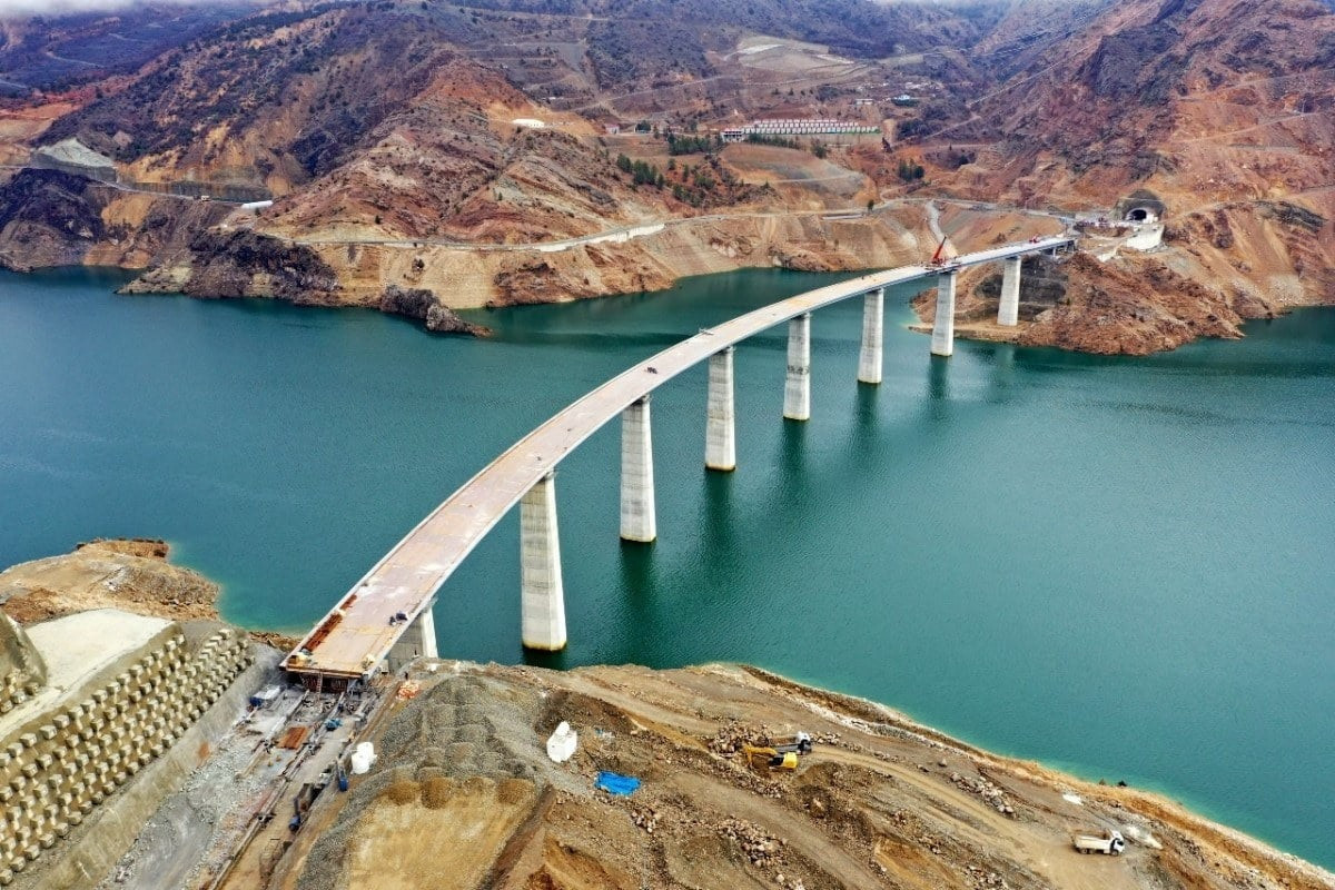 Bu Kadarda Olmaz: Reis Heykel Yapmaya Doymuyor