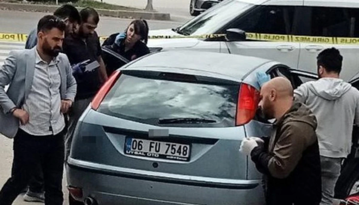 &Ccedil;alışır Haldeki Otomobil İ&ccedil;inde 2 Ceset Bulundu