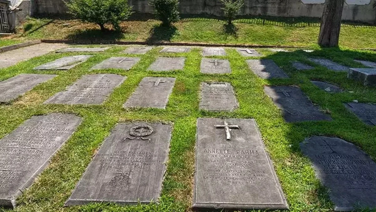 Çocuk Parkında 150 Yıllık Mezar Taşları!