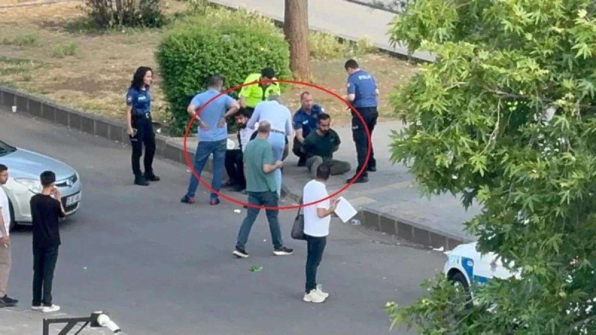 Diyarbakır'da Adliye Binasını G&ouml;r&uuml;nt&uuml;leyen Kişiler Polise Saldırdı