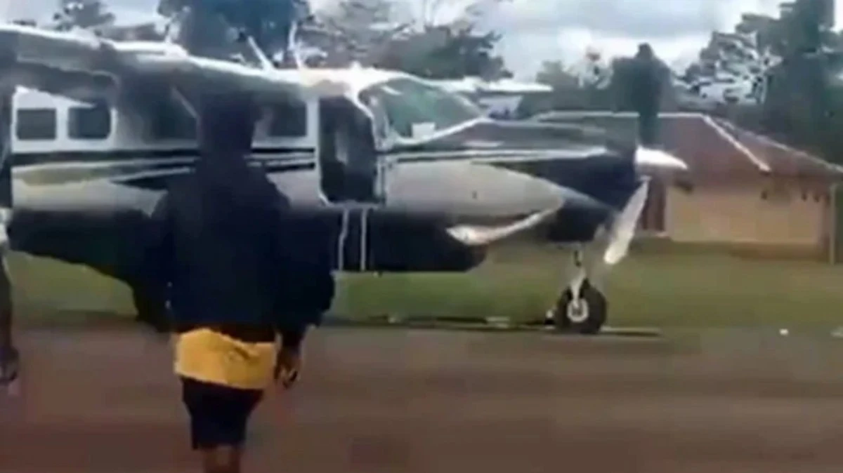 Endonezya'da İnişe Ge&ccedil;en U&ccedil;ağa Silahlı Saldır