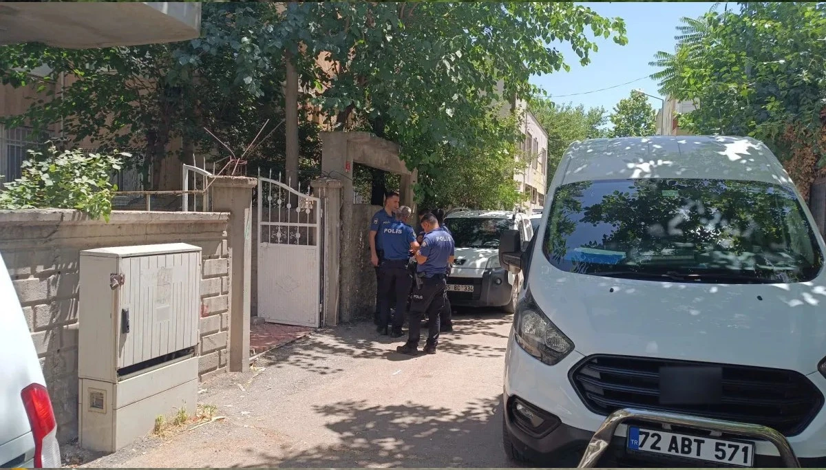 Eşini ve 2 Kızını Bıçakla Ağır Yaraladı