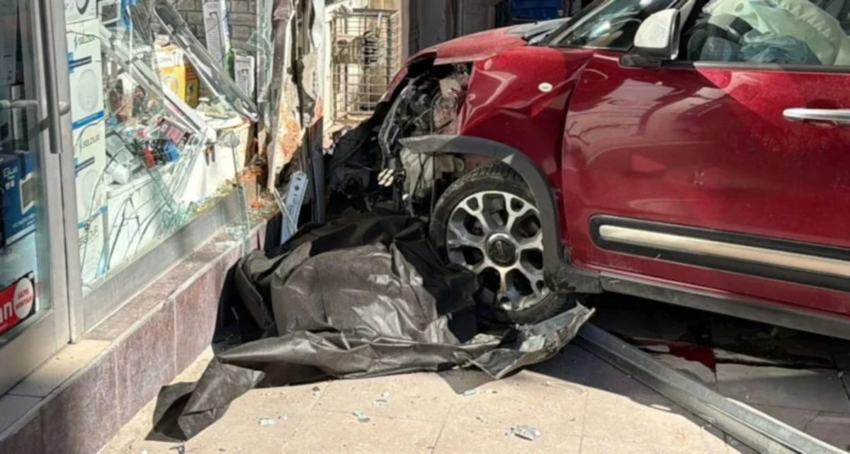 Eskişehir'de kontrolden &ccedil;ıkan ara&ccedil;la duvar arasında sıkışan kadın can verdi