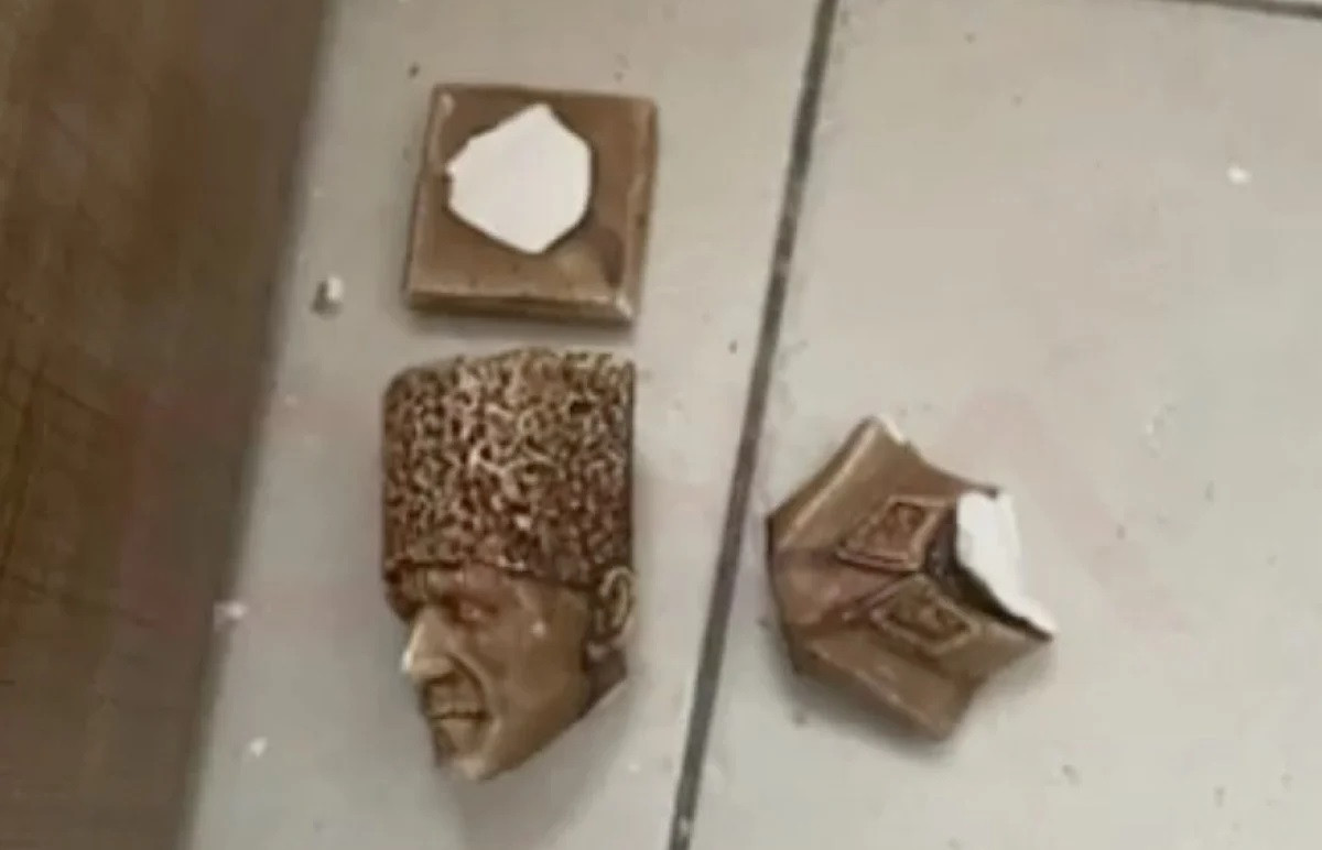 Hatay'da CHP İlçe Başkanı Atatürk Biblosunu Fırlatarak Kırdı