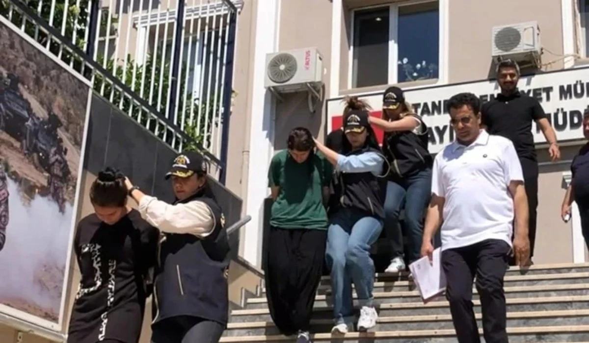 İstanbul'da Evlere Dadanan Kadın Hırsızlar Su&ccedil;&uuml;st&uuml; Yakalandı