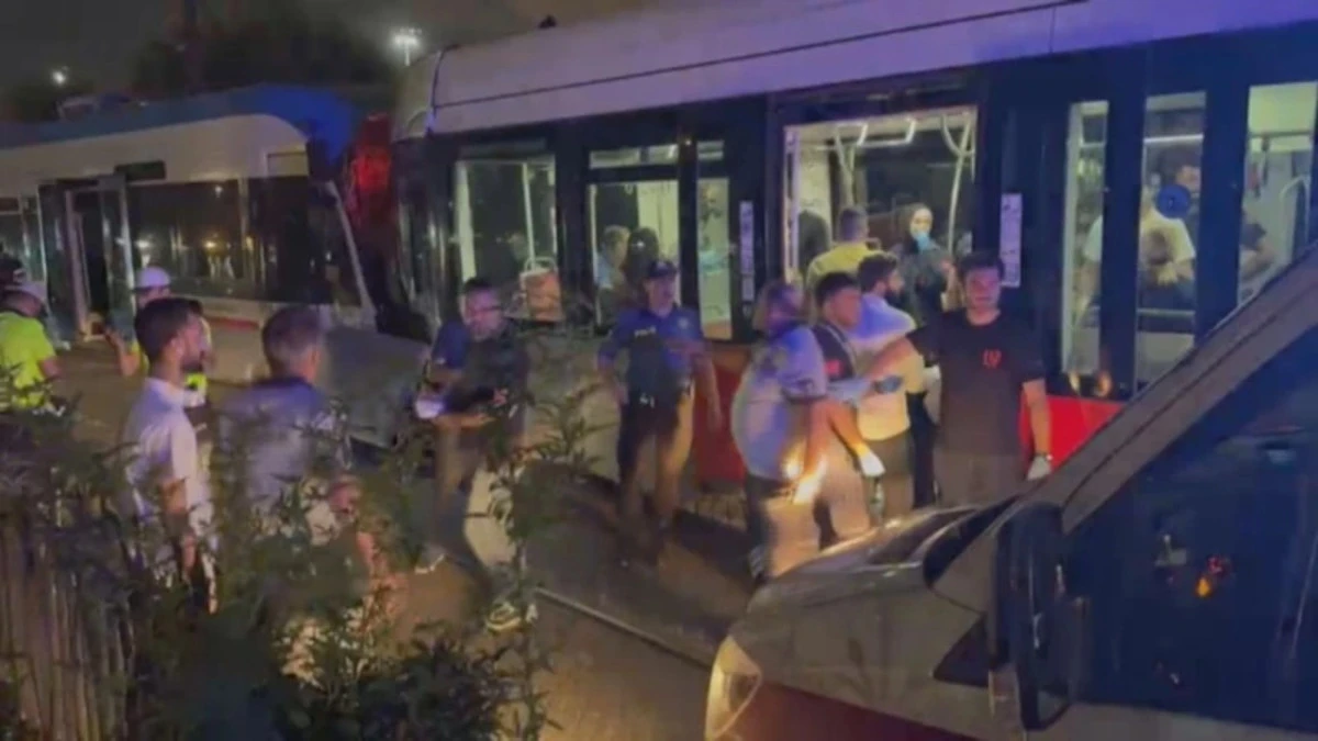 İstanbul'da İki Tramvay Kafa Kafaya &Ccedil;arpıştı
