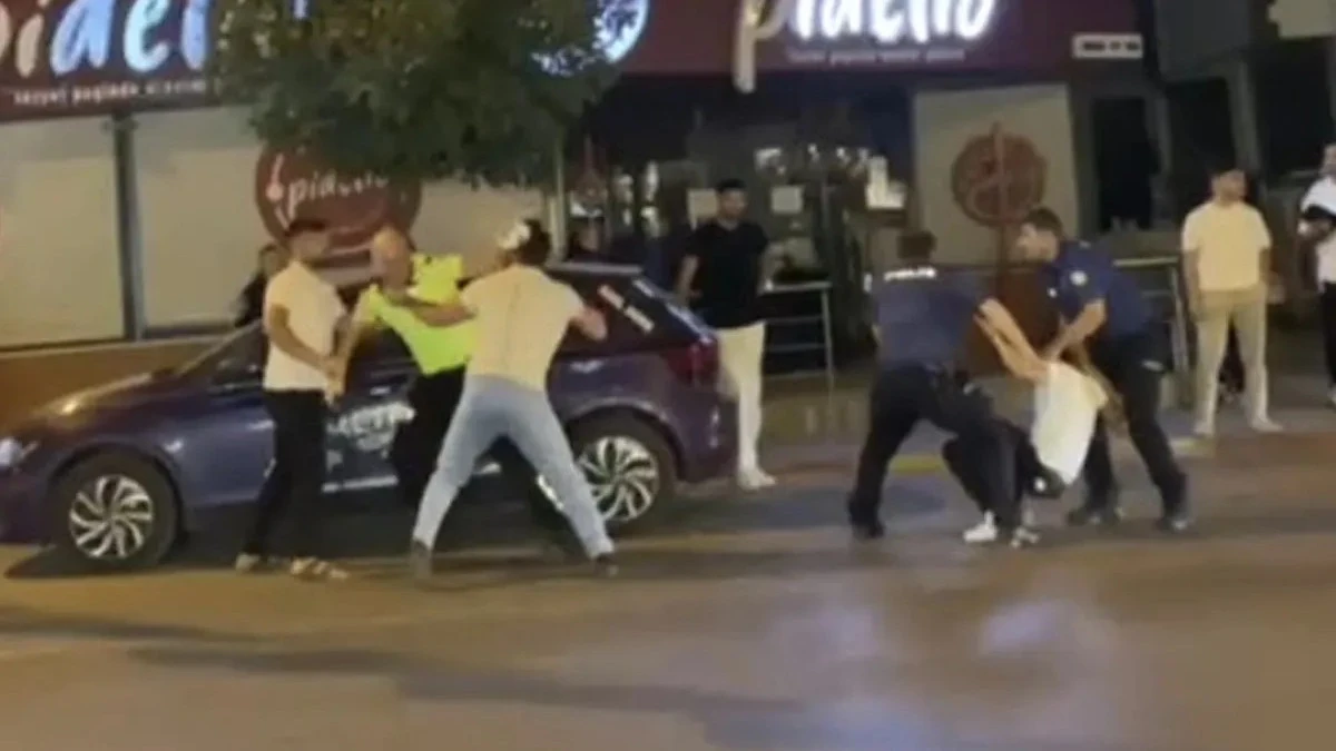 İzmir'de Ceza Yazan Polise Saldırdılar