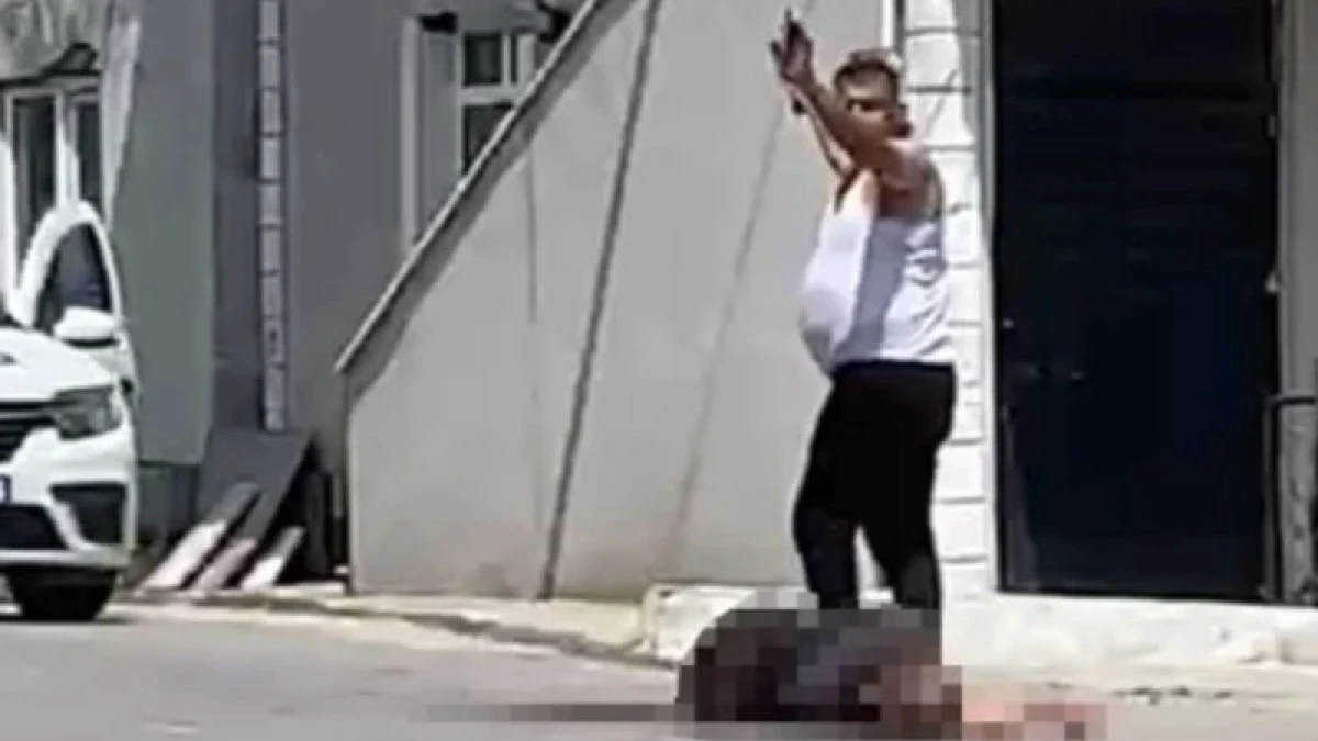 Karısını Bı&ccedil;akla Delik Deşik Etti