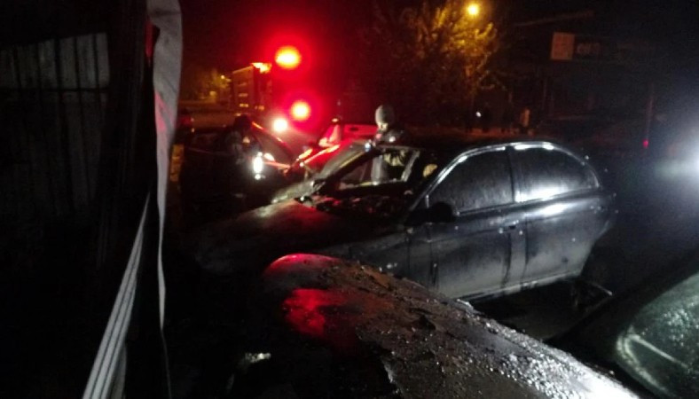 Karısının Deli Ettiği Adam Kriz Geçirip 4 Araba İle Dükkanını Yaktı