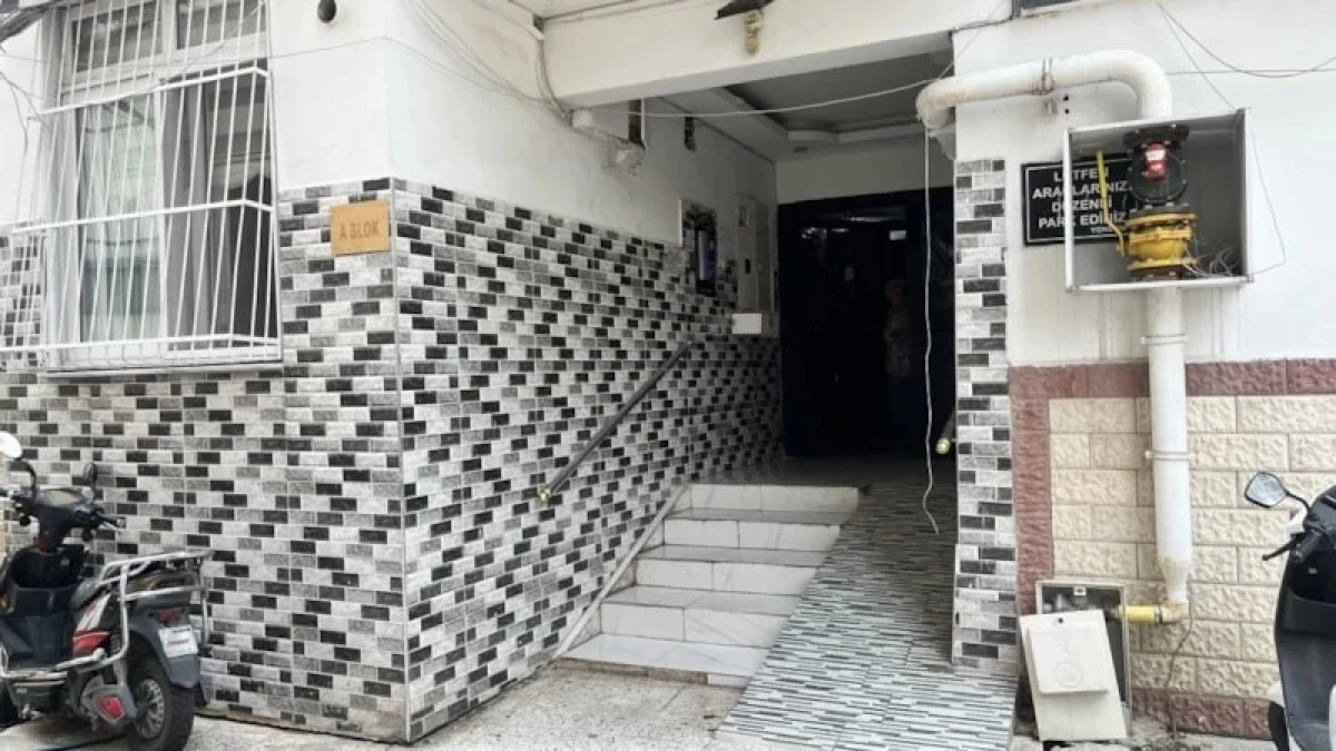 Karısının Kafasına &Ccedil;ekişle Vurup Ardından Kırtlağını Kesti