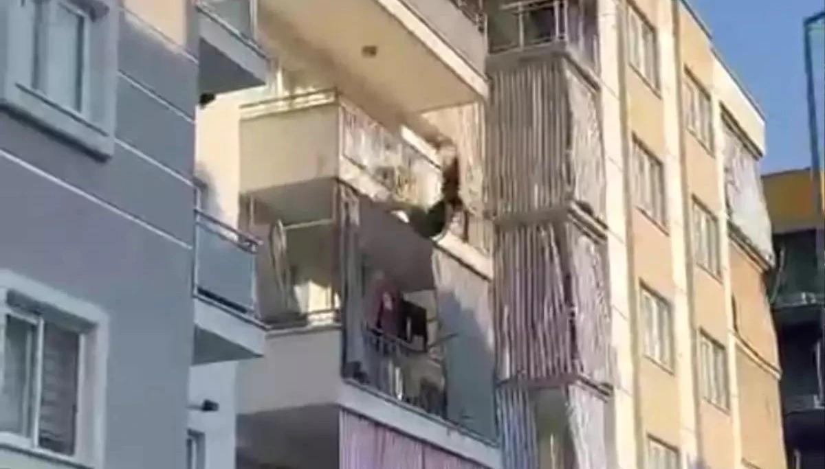 katından kendini boşluğa bırakan genç kız hayatını kaybetti