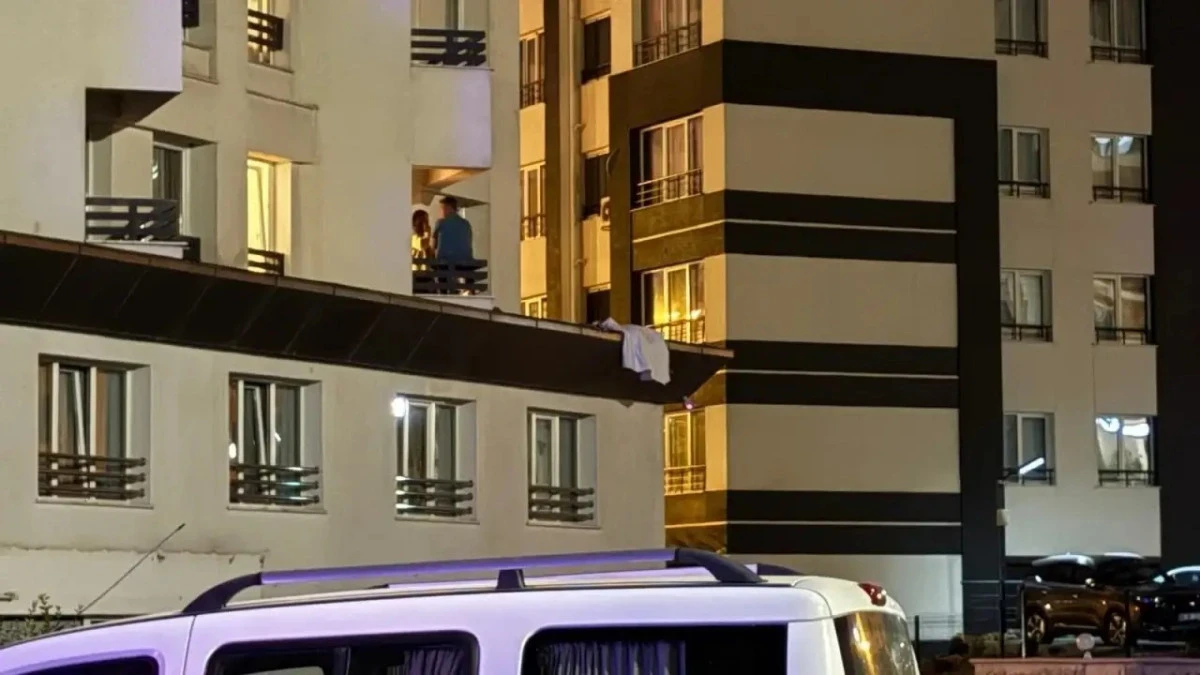 Kavga Ettiği Kadını 5. Kattan Eşyaları İle Birlikte Attı
