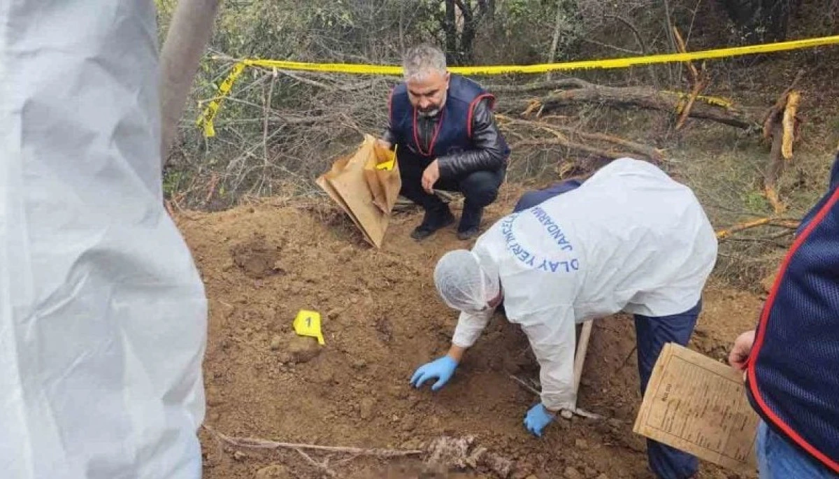 Kayıp Dedikleri Babalarını &Ouml;ld&uuml;r&uuml;p Araziye G&ouml;mm&uuml;şler