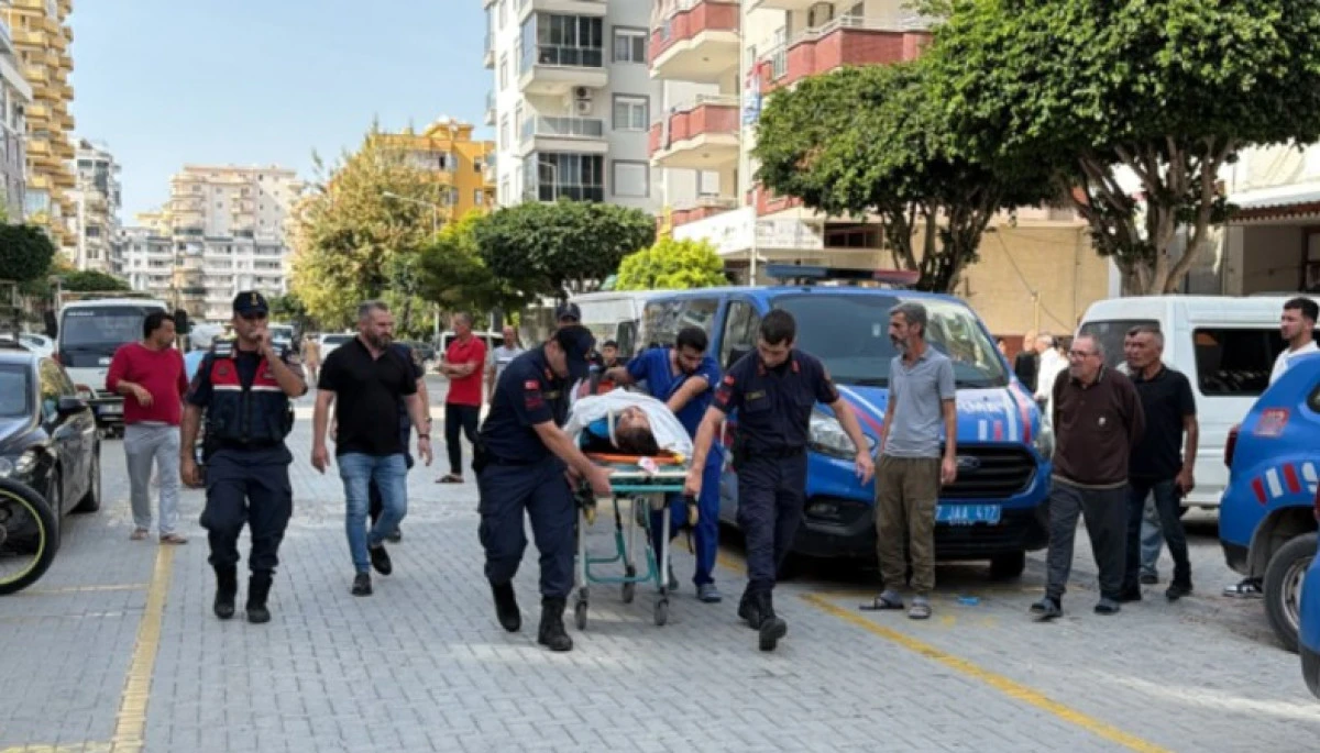 Kız Kardeşini Balkondan Attı, Ardından Kendini Vurdu