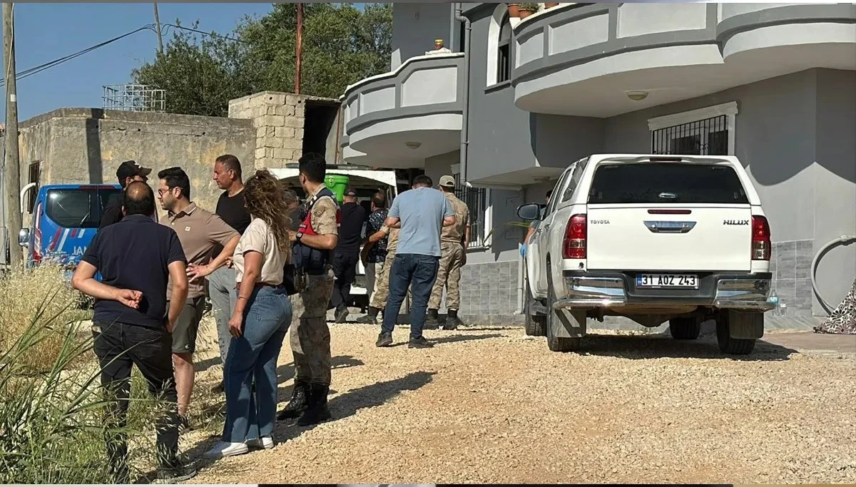 Kızını Öldürüp Karısını Yaraladı