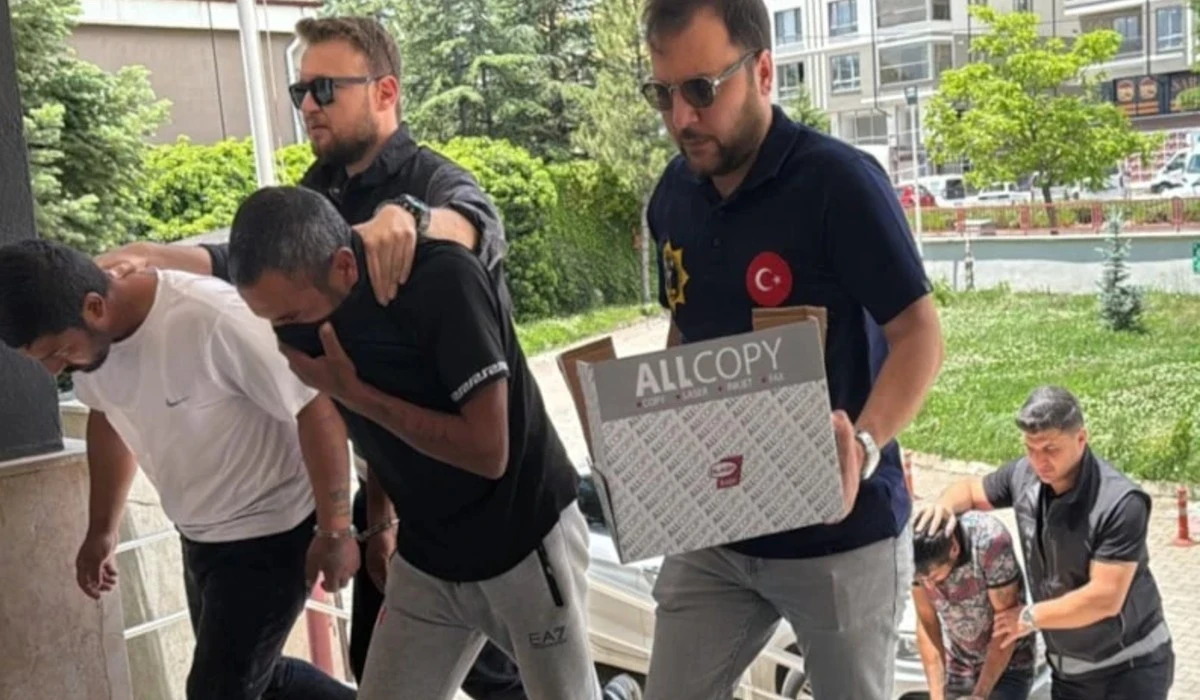 Konya'da Otomobilin Vites K&ouml;r&uuml;ğ&uuml;nde Uyuşturucu Sevkiyatı