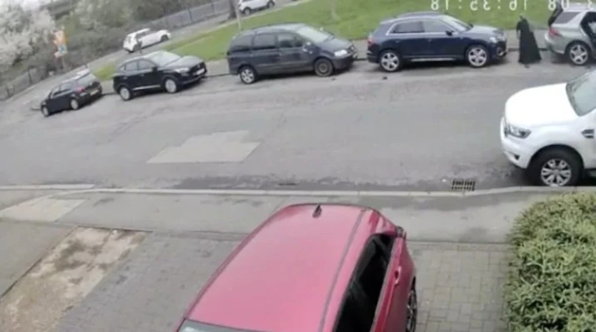 Londra'da Bir Yahudi Arabasını M&uuml;sl&uuml;man Kadının &Uuml;zerine S&uuml;rd&uuml;