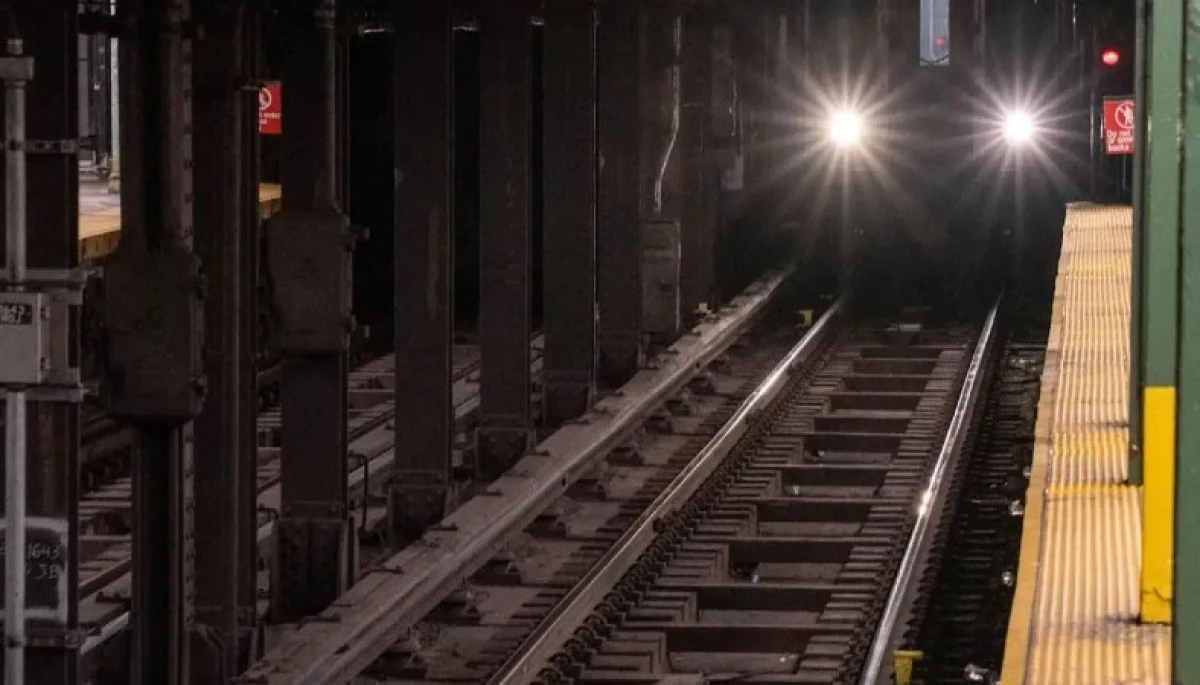 Manhattan Metrosunda İki Gen&ccedil; Trenin Altında Kaldı