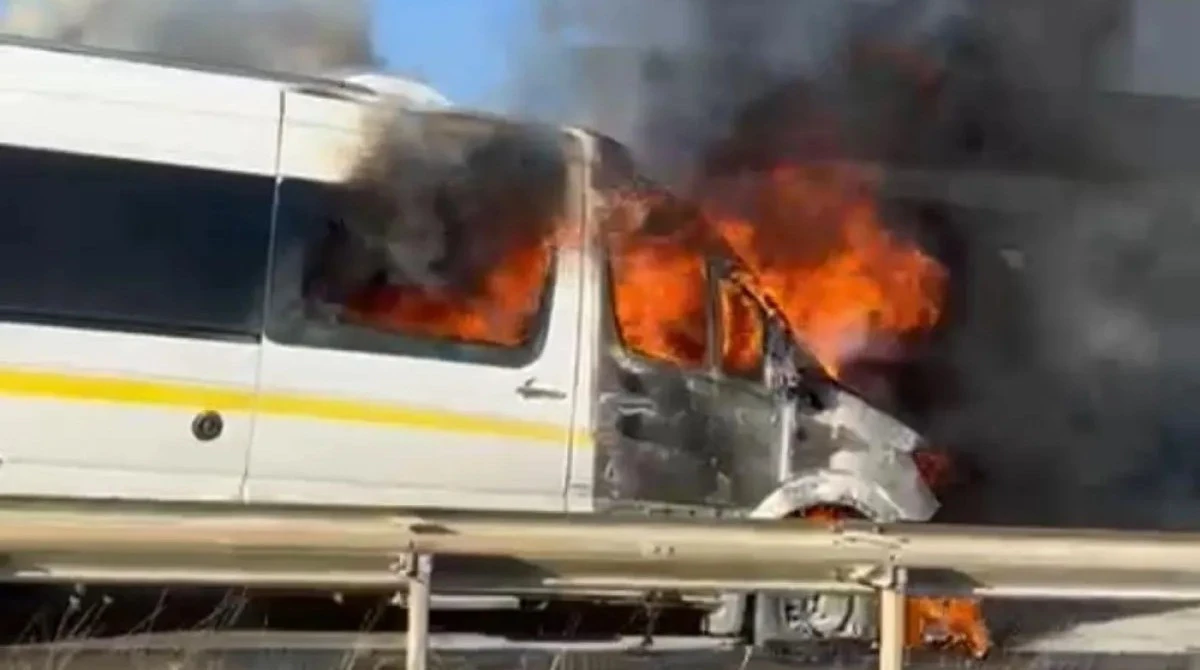 Minibüsle İle Çarpışan Motosiklet Sürücüsü Yanarak Öldü