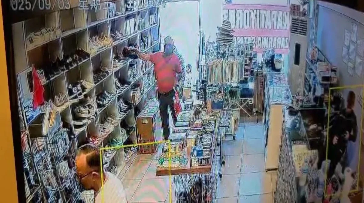 Müşteri Gibi Geldiği Mağazadan Ayakkabı Çaldı