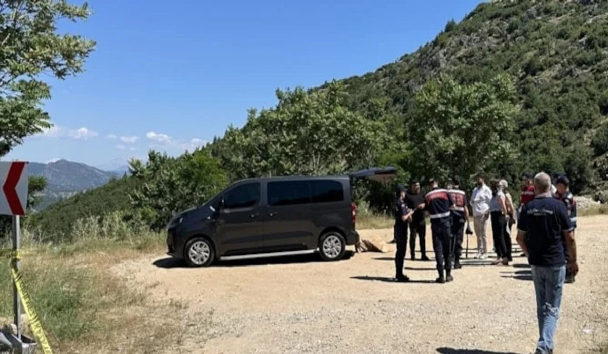 Park Halinde Araba İ&ccedil;inde 2 Gencin Cesedi Bulundu