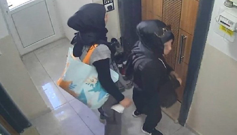 Plastik şişeyle kapıları açan hırsız kadınlar yakalandı