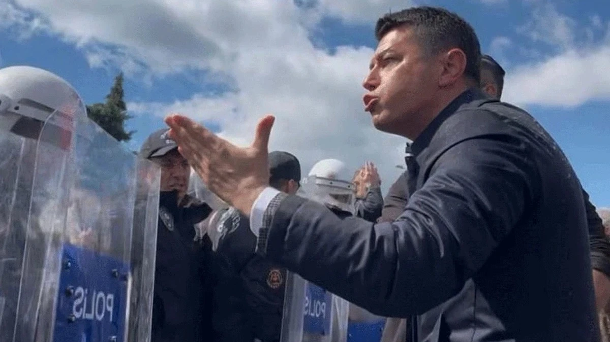 Polise Saldırıp Hakaret ve K&uuml;f&uuml;r Eden Vatan Haini CHP'li Başkana 46 Bin 600 Lira Para Cezası