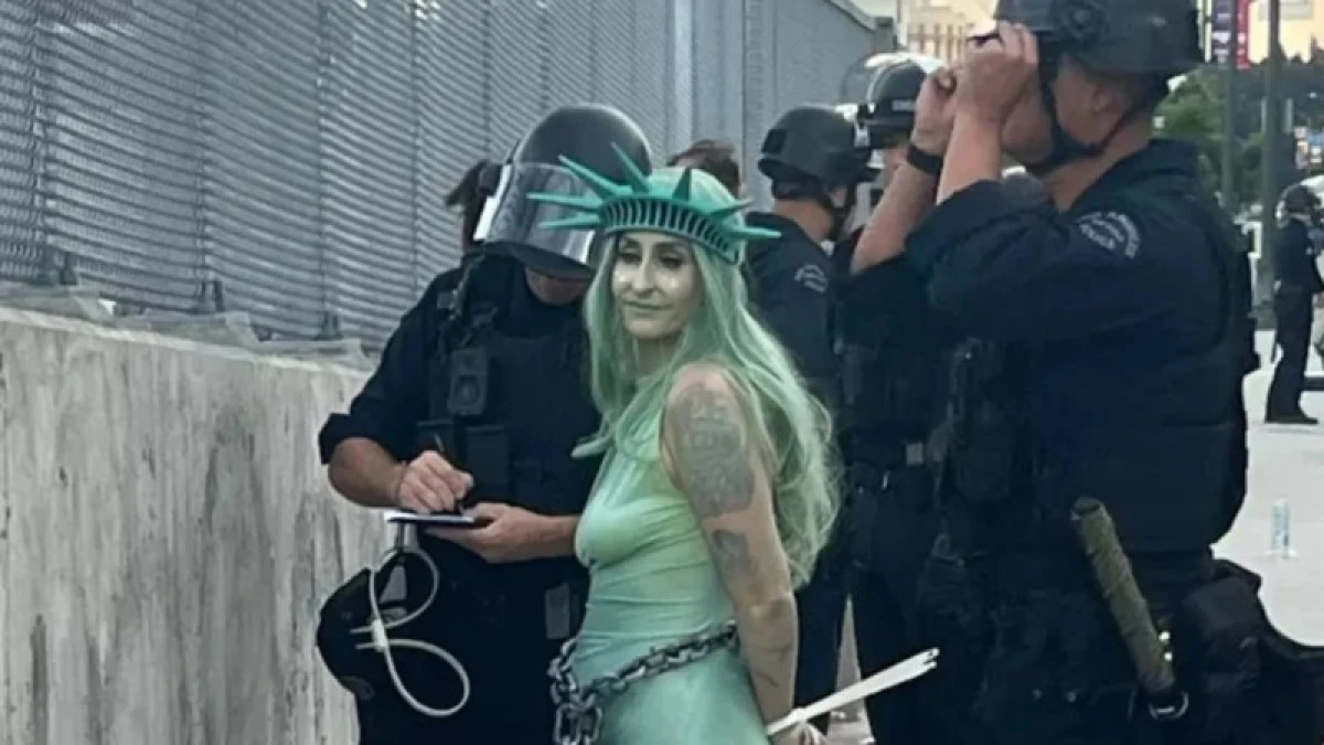 Polisler H&uuml;rriyet Heykelini G&ouml;z Altına Aldı