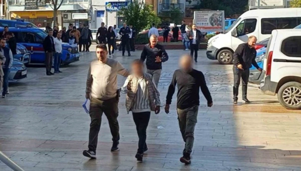 Sevgilisinin Evinde Eşiyle Karşılaştı, Ortalık Karıştı