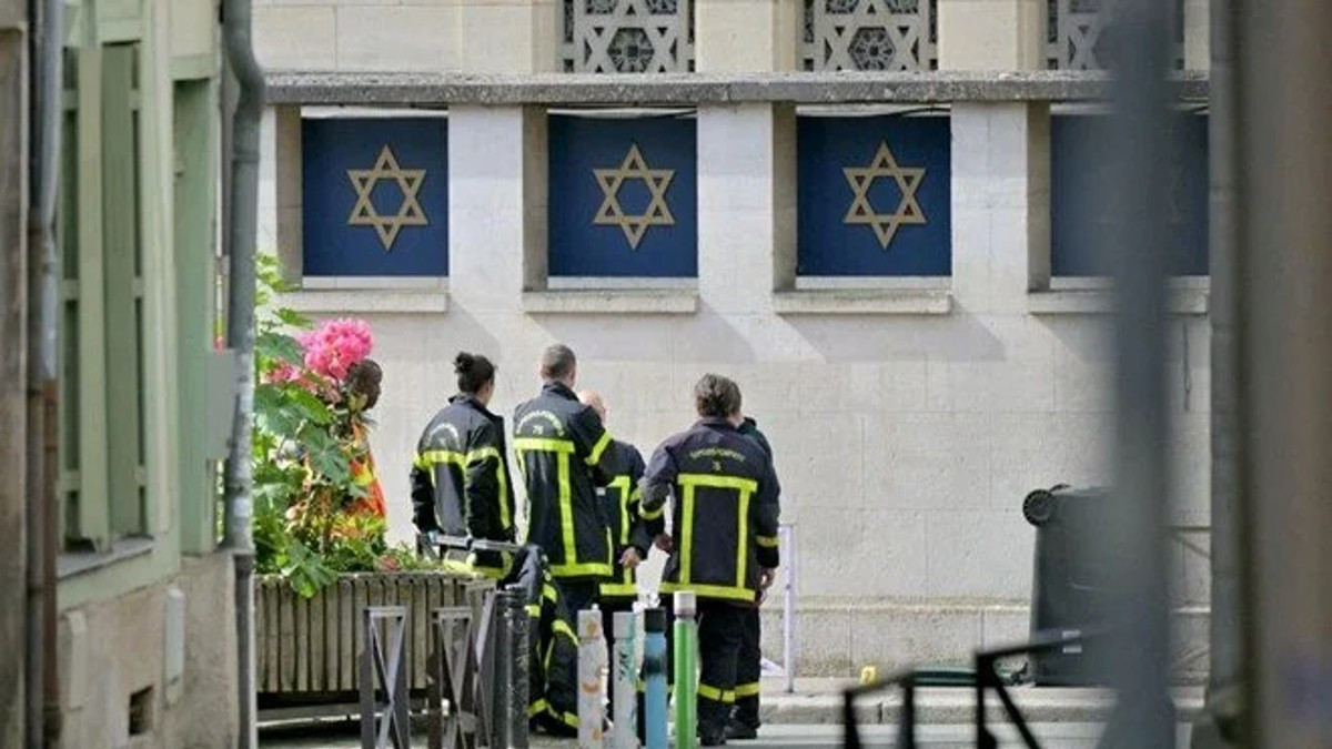 Sinagogu Ateşe Veren Kişi Polis Tarafından Öldürüldü
